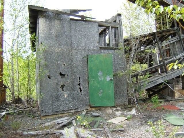 Heavily destroyed structure. Author: Black Tusk CC BY 3.0