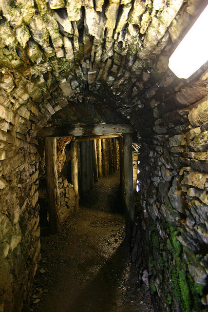 Inside one of the shafts. Author: Neil Turner/ CC BY-SA 2.0