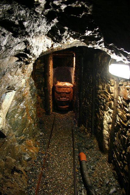 Inside one of the shafts. Author: Neil Turner/ CC BY-SA 2.0