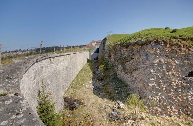 On top of the wall. Author: Thomas Bresson CC BY 3.0