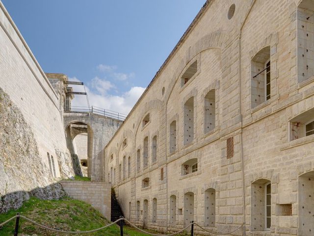 Part of the courtyard alternative view. Author: Thomas Bresson CC BY 3.0