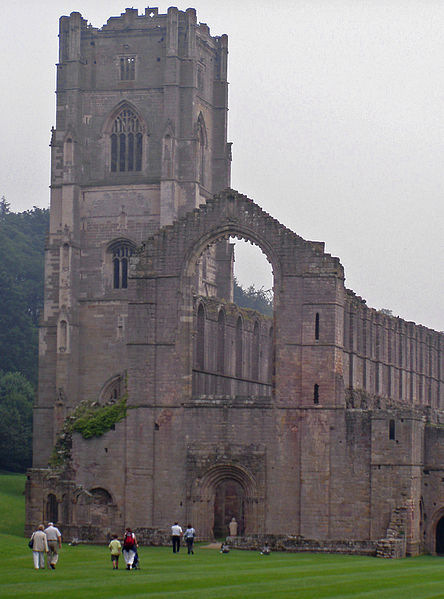 Part of the exterior of the abbey. Author: Johnteslade Public Domain