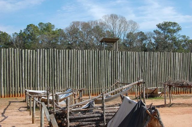 Reconstruction of the stockade wall. Author: Bubba73 CC BY-SA 3.0