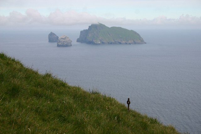 The seabirds on Saint Kilda paid rent to the inhabitants, here you see a tip for the ropes that allowed them to reach the bird nests – Author: Bob Jones – CC BY-SA 2.0