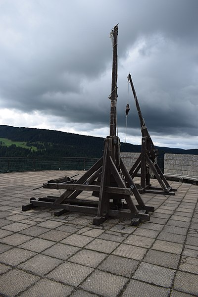 Some of the catapults. Author: Jean Housen CC BY-SA 4.0