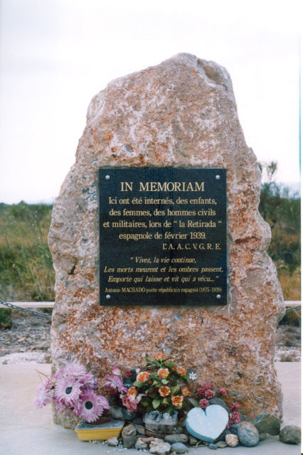 Stele for survivors of the Spanish Civil War. Author: Yeza CC BY-SA 3.0