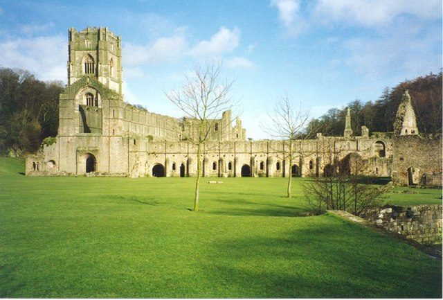 The abbey in 1995. Author: Sarah Charlesworth CC BY-SA 2.0