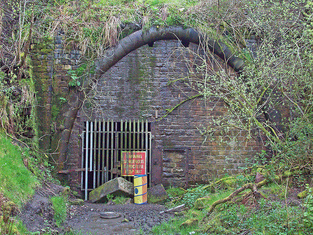 The bricked up entrance of the tunnel. Author: Tim Green CC BY 2.0