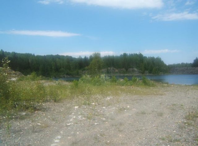 The flooded pit. Author: Black Tusk CC BY 3.0