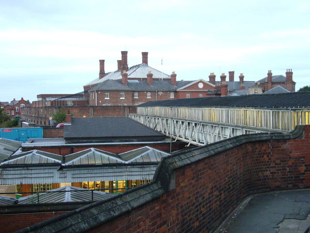 The prison viewed from the railway station bridge. Author: Nabokov CC BY 3.0