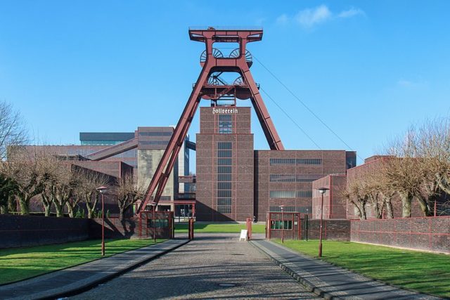 The winding tower of shaft 12. Author: Avda CC BY-SA 3.0