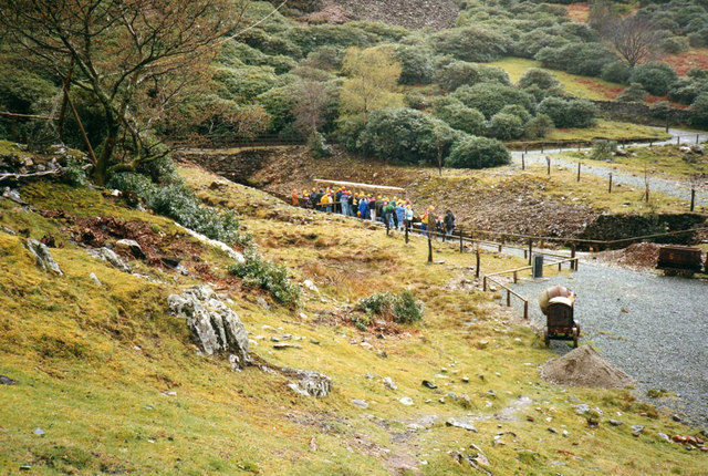 Tourists waiting to enter the mine. Author: Christine Matthews CC BY-SA 2.0