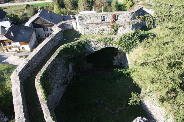 View of the castle wall. Author: Otourly CC BY-SA 3.0