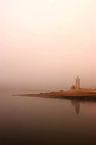 The church reflected in the water/ Author: Amadalvarez – CC BY-SA 3.0