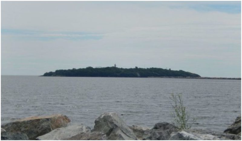 The island photographed from afar/ Author: Fralambert CC BY-SA 4.0