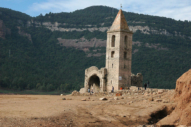 When the water level is low, the entire church reappears/ Author: joan ggk – CC BY 2.0