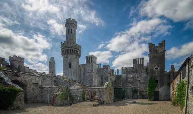 The courtyard/ Author: Rob Hurson – CC BY-SA 4.0