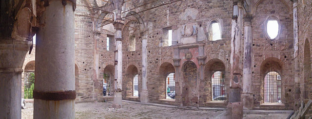 The interior of the mosque/Author: Rutger2 – CC BY-SA 3.0