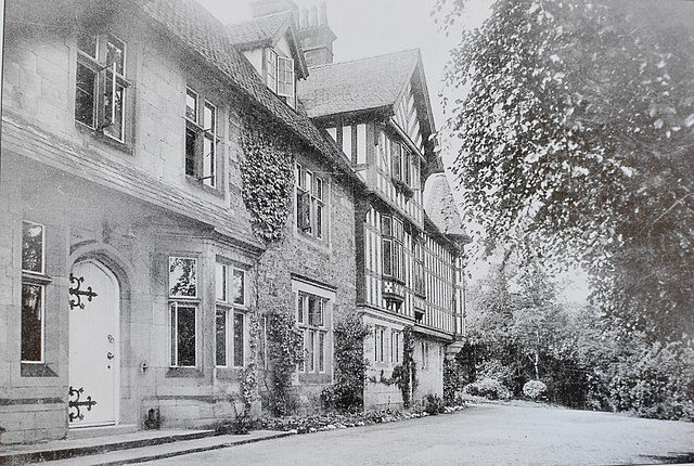 The mansion in 1900. Author: WikiMints – CC BY-SA 4.0