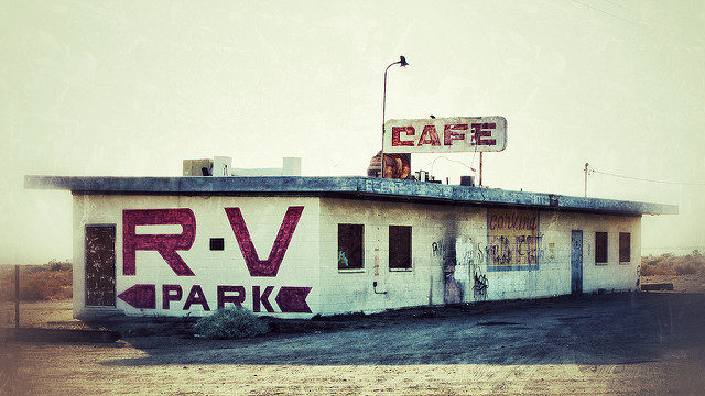 Abandoned RV park/cafe in the Salton Sea area. Author: Victor Solanoy – CC BY 2.0