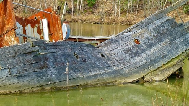 Close-up of an abandoned vessel/ Author: F Delventhal CC BY 2.0