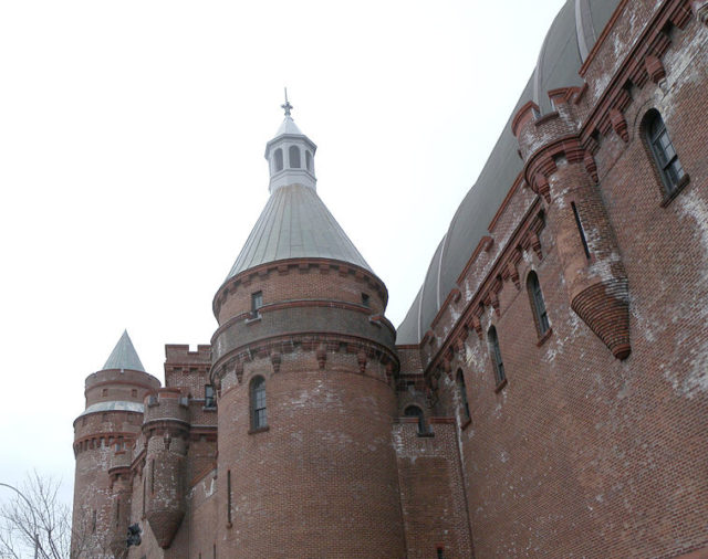 Close-up of the facade. Author: Jim.henderson