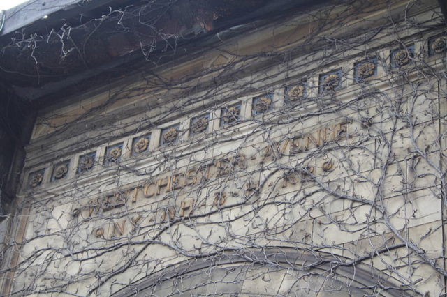 Close-up of the gold letters. Author: Peter Greenberg CC BY-SA 3.0