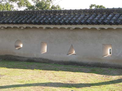 Creative defensive holes/ Author: Takobou CC BY-SA 3.0