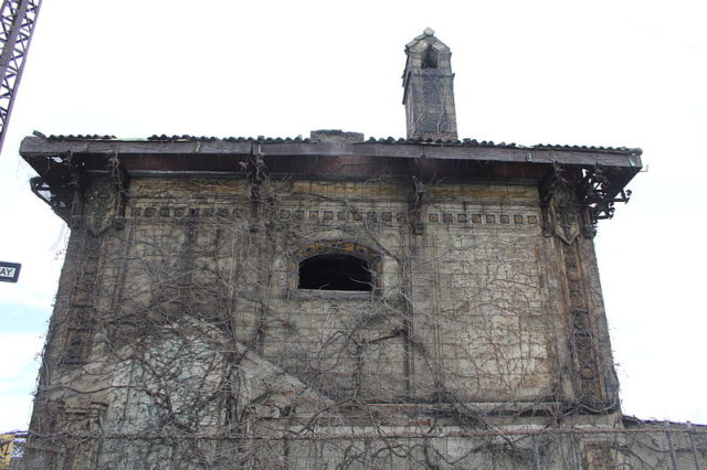 Detail of the facade and terra cotta. Author: Peter Greenberg CC BY-SA 3.0