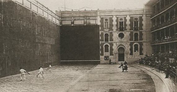 Beti Jai frontón, engraving from the 19th century. A match being spectated by thousands. Glory days of the arena.