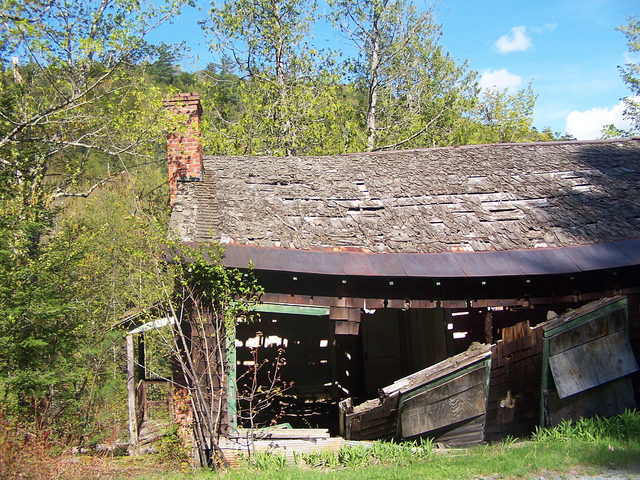 Heavily destroyed house/ Author: Andy Arthur – CC BY 2.0