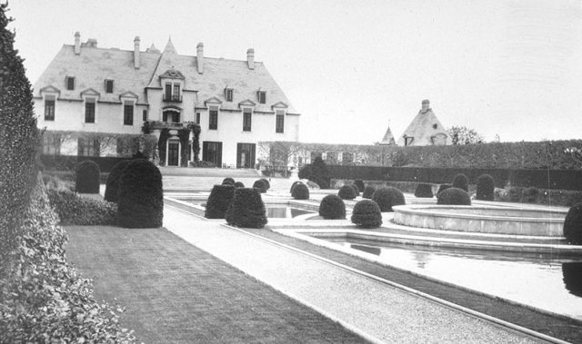 Historical photo of the house. Author: Bremer W. Pond Public Domain