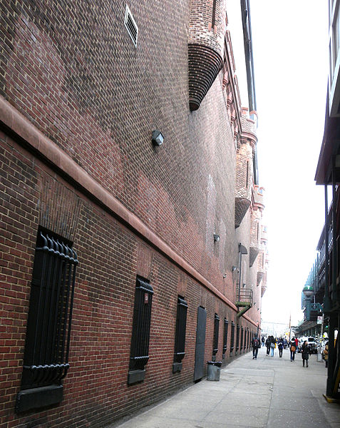 One of the armory’s walls. Author: Jim.henderson