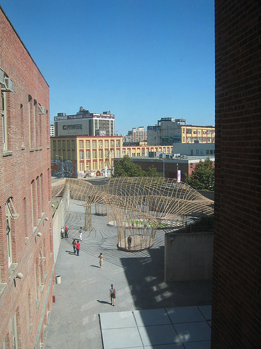 Part of MoMA PS1 with 5 Pointz in the background/ Author: janelle – CC BY-NC-ND 2.0