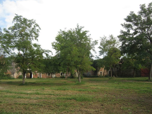 Some of the buildings found on the island, alternative view. Author: Powermelon CC0