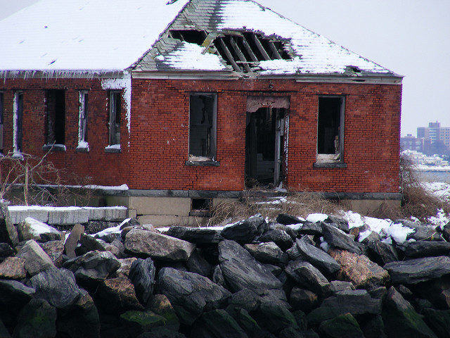 Some of the surviving buildings, closer view. Author: Mamoritai CC BY-SA 2.0