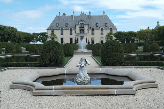 The castle and some of the fountains. Author: Lolalatorre CC BY-SA 3.0