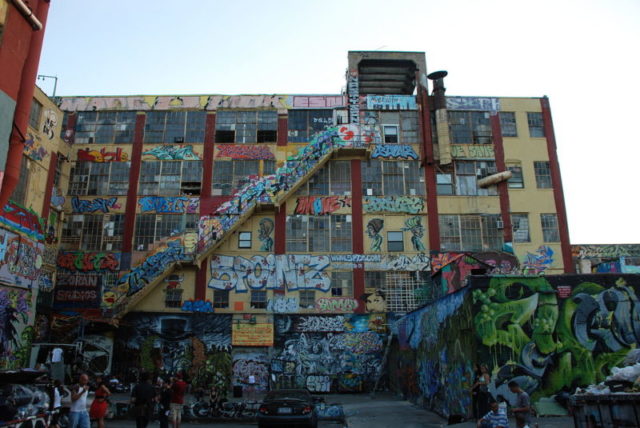 The rear of 5 Pointz/ Author: Vinniebar – CC BY-SA 3.0