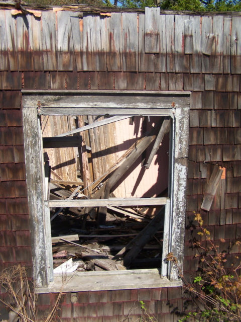 A window of a vacant house/ Author: Andy Arthur – CC BY 2.0