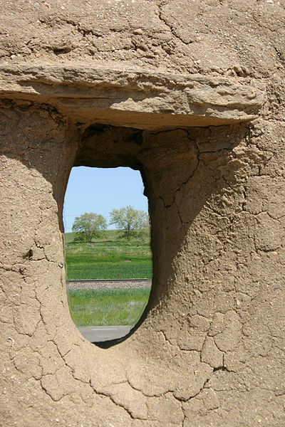 Window-type opening in the wall. Author: Charles M. Sauer CC BY-SA 3.0