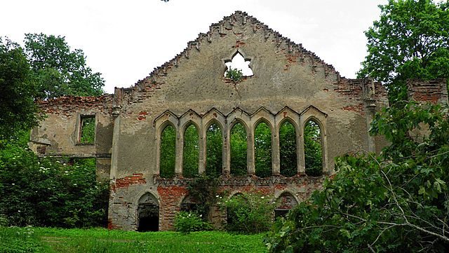 Asare Manor ruins – Author: anakes – CC BY 3.0