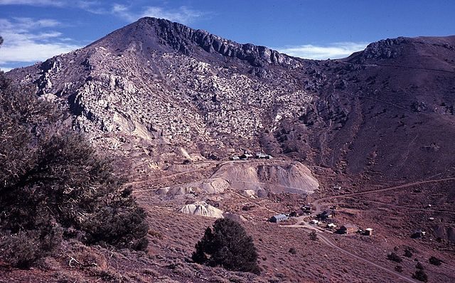 Cerro Gordo Mines and ghost town. In the Inyo Mountains, Inyo County, Eastern California – Author: LCGS Russ – CC BY 3.0