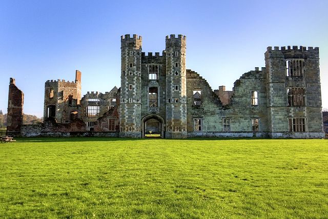 Cowdray Ruins/ Author: Clethbridge8 – CC BY-SA 3.0