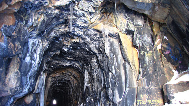 Donner Train Tunnels and Snow Sheds. A look back at Summit tunnel, just before the concrete cover begins. Author: ChiefRanger – CC BY 2.0