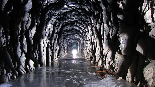Donner Pass train tunnel. The melting and freezing over and over again creates a nearly smooth sheet of ice which covers the tunnel floor from wall to wall. Author: ChiefRanger – CC BY 2.0