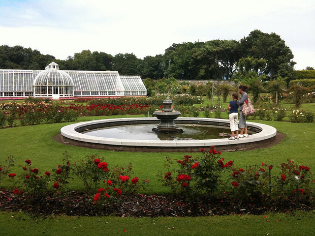 A fountain and the glasshouse in the background. Author: Plamen Dragozov CC BY 2.0