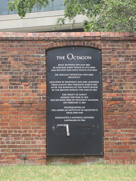 A plaque with the history of the house/ Author: Another Believer CC BY-SA 3.0