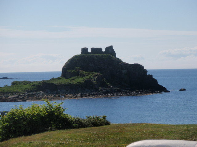 The castle from a distance Author: Alasdair MacNeill – CC BY-SA 2.0
