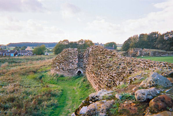 Bolingbroke Castle. Author: Zerbey CC BY-SA 3.0