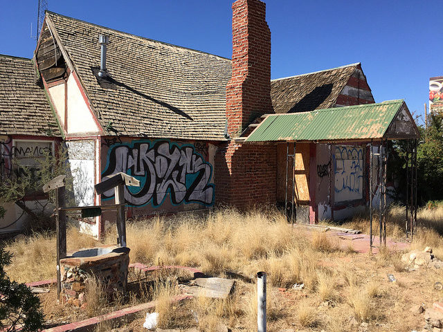 Decaying building at Santa Claus, Arizona. Author: Ben Churchill CC BY 2.0